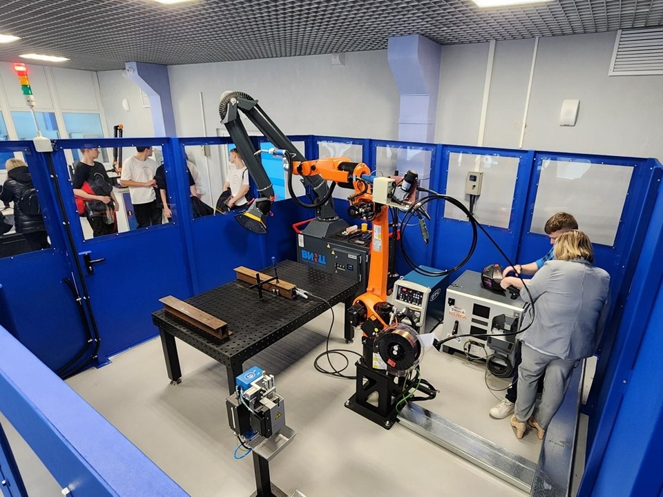 В Губернском колледже показали, как учат робототехнике