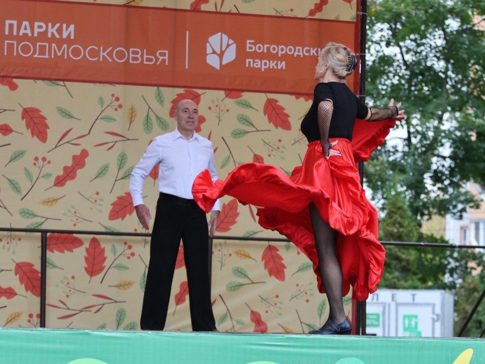 Жителей пригласили в парки на мастер-классы, квизы и танцы