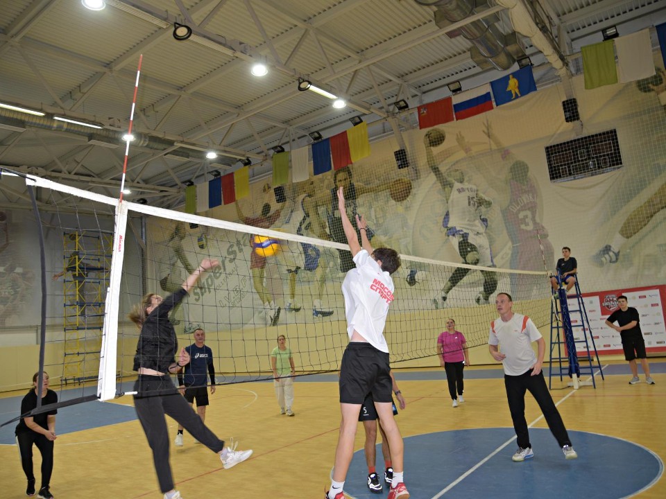 В Лотошине педагоги выиграли у школьников в волейбол со счетом 3:1