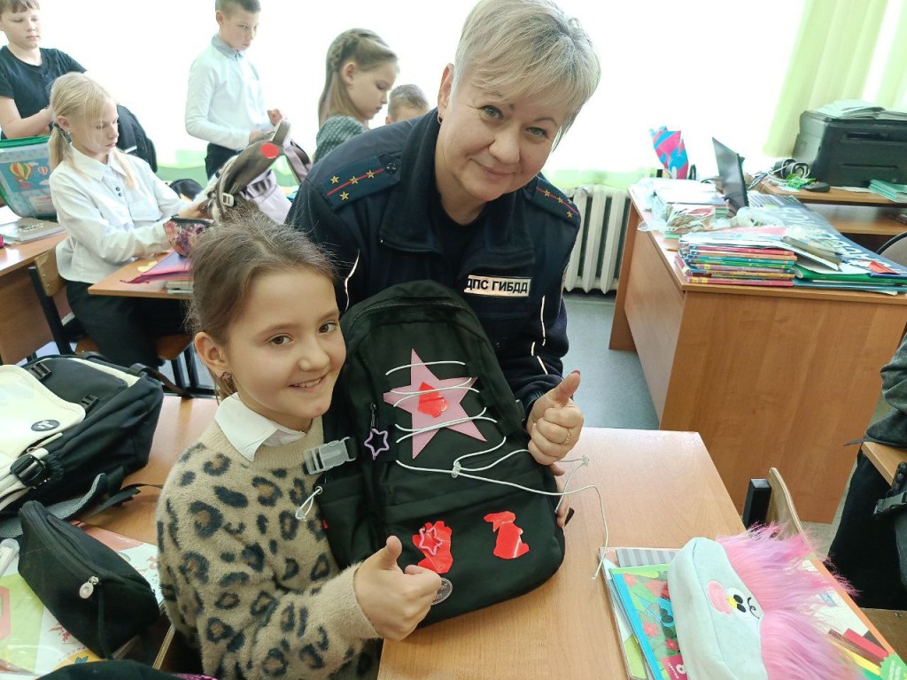 Сотрудники ГИБДД научили школьников быть заметнее на дороге