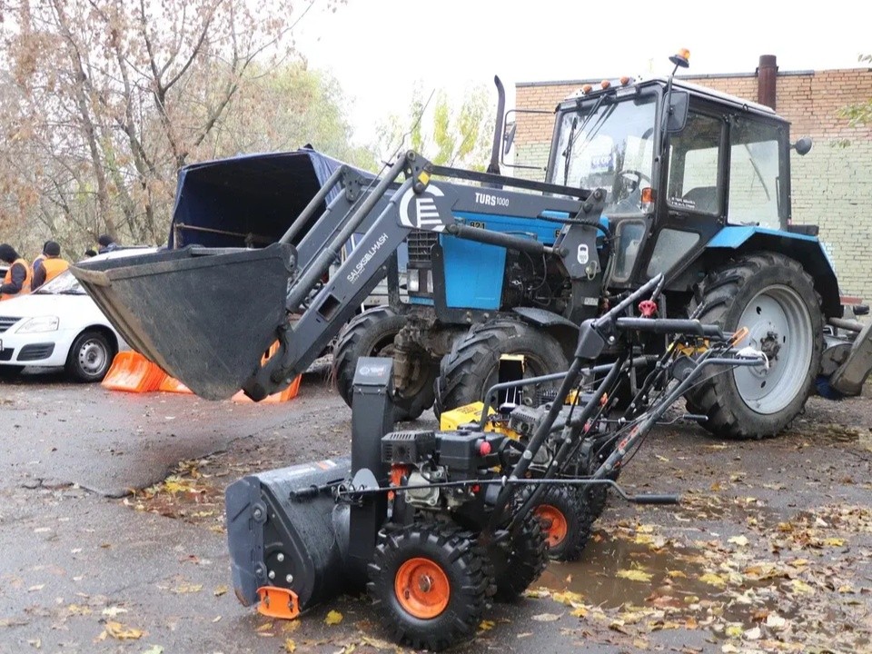Техника, дворники, смеси: что еще проверяют в УК перед зимой