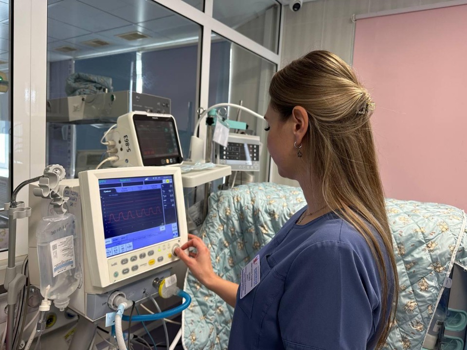 Вдох и тепло: восемь новых аппаратов ИВЛ появились в отделении новорожденных ВПЦ