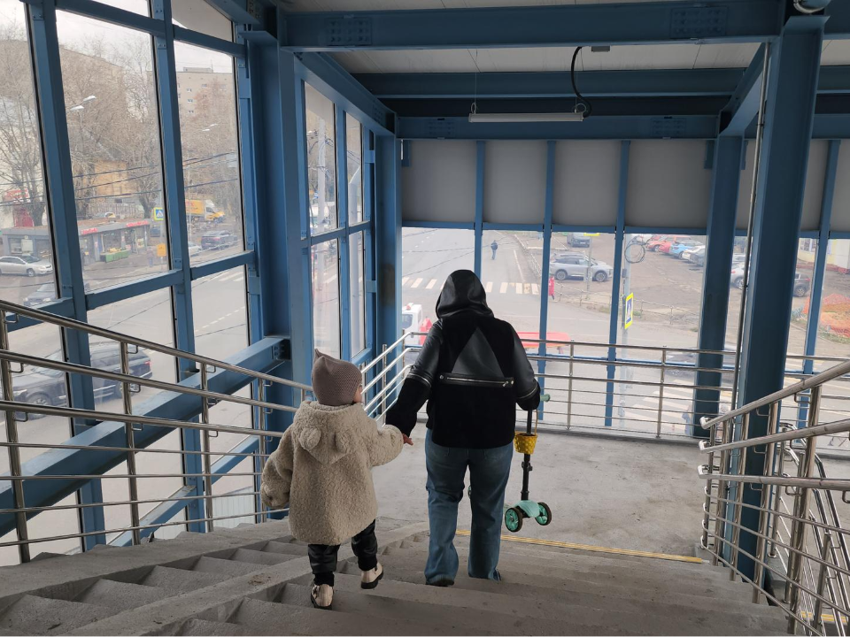 Жители Краскова оценили удобство нового надземного пешеходного перехода