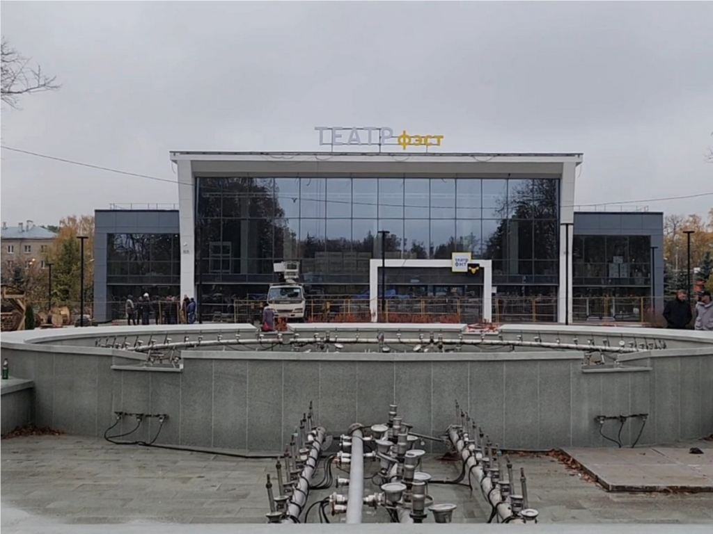 Главный зал обустраивают в театре драмы и комедии «ФЭСТ»