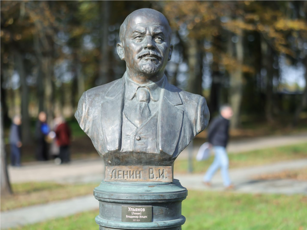 Жителям рассказали, почему Ленин «покинул» свой постамент у старого здания полиции