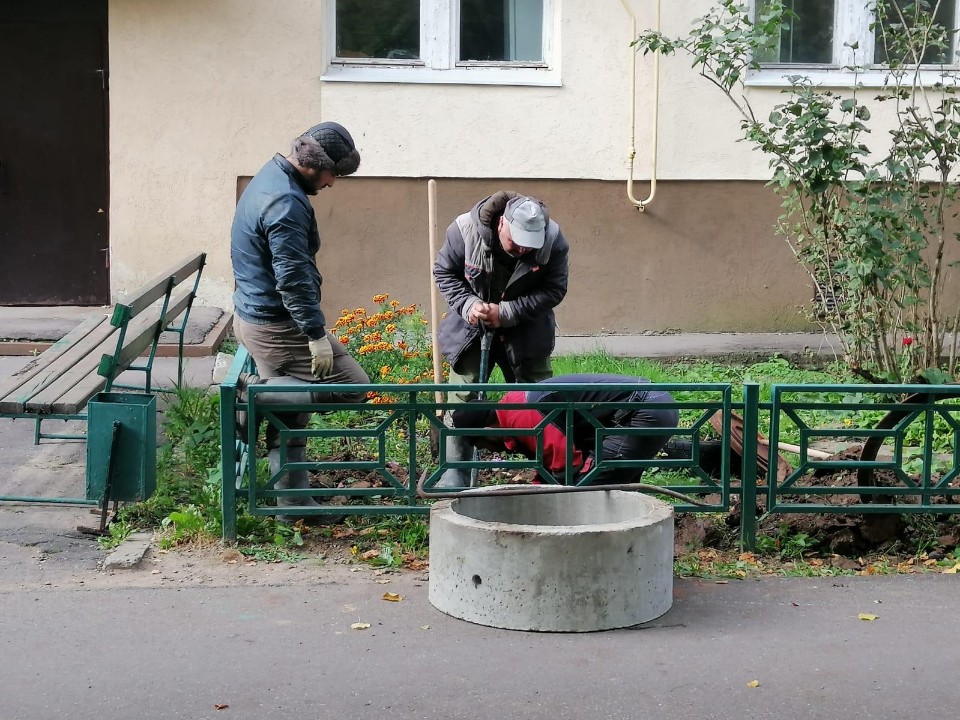 В Восходе обновили шесть канализационных колодцев возле жилого дома