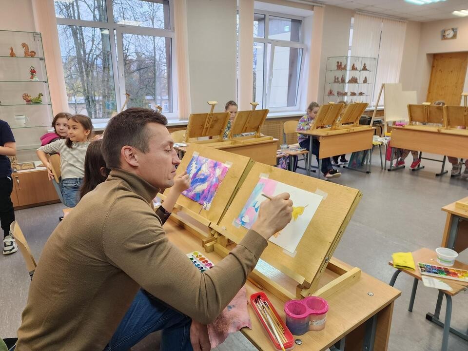 Новую мебель для музыкальной школы Красноармейска привез ее выпускник