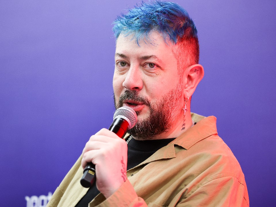 Артемий Лебедев назвал самую большую глупость в дизайне смартфонов: чем ему не угодили золото и крокодил