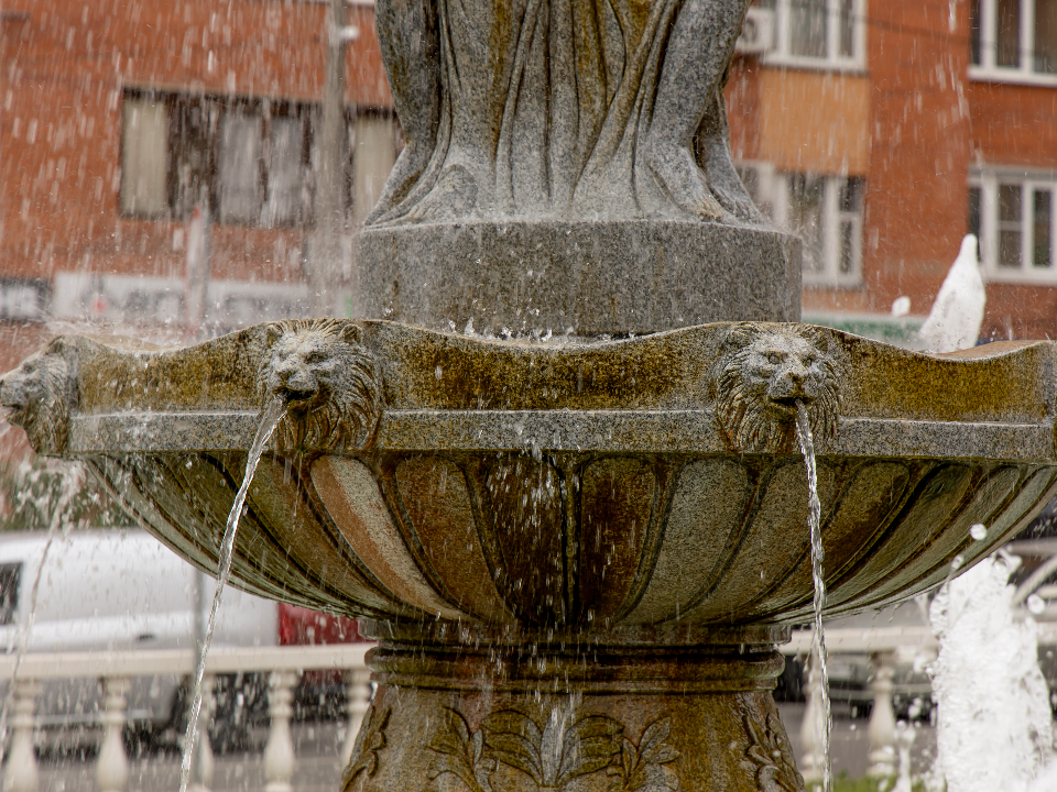 Городской фонтан на улице Лесной в Дзержинском готовят в зиме