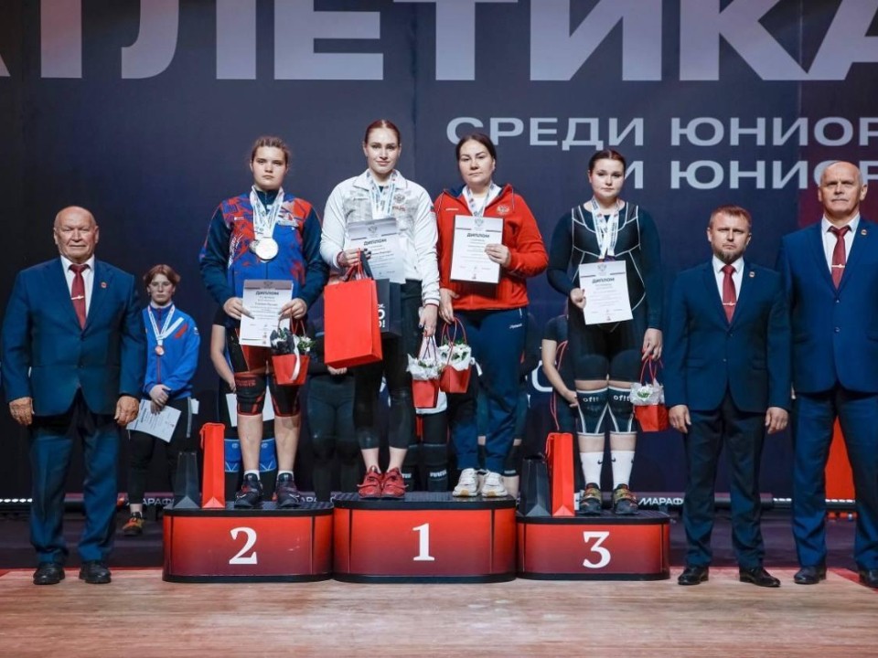 Варвара Кузьминова и Софья Врагова стали чемпионками России по тяжелой атлетике