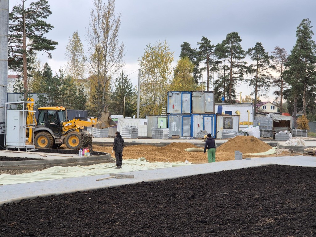В Парковском лесопарке приступили к финальным работам по обустройству дорог