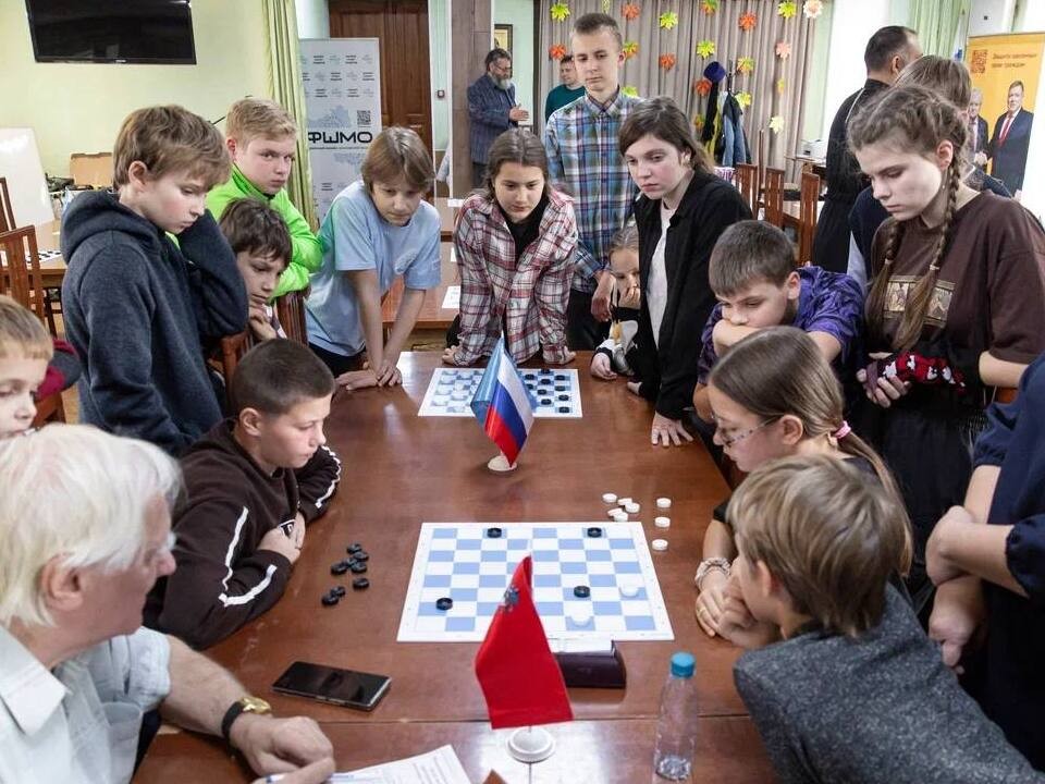 Ход королевы разыграли школьники Пушкино на турнире по шашкам