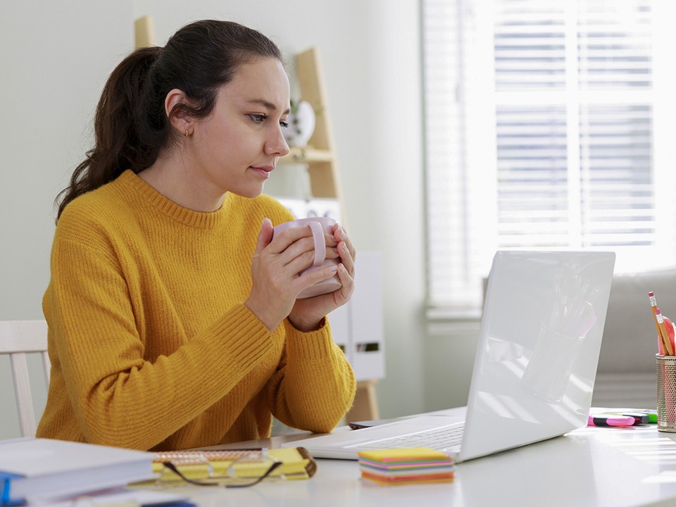 Известен напиток, который поможет всем, у кого сидячая работа