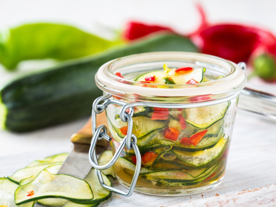 Сохранить вкус надолго: жительница Фрязина поделилась рецептом хрустящих маринованных кабачков