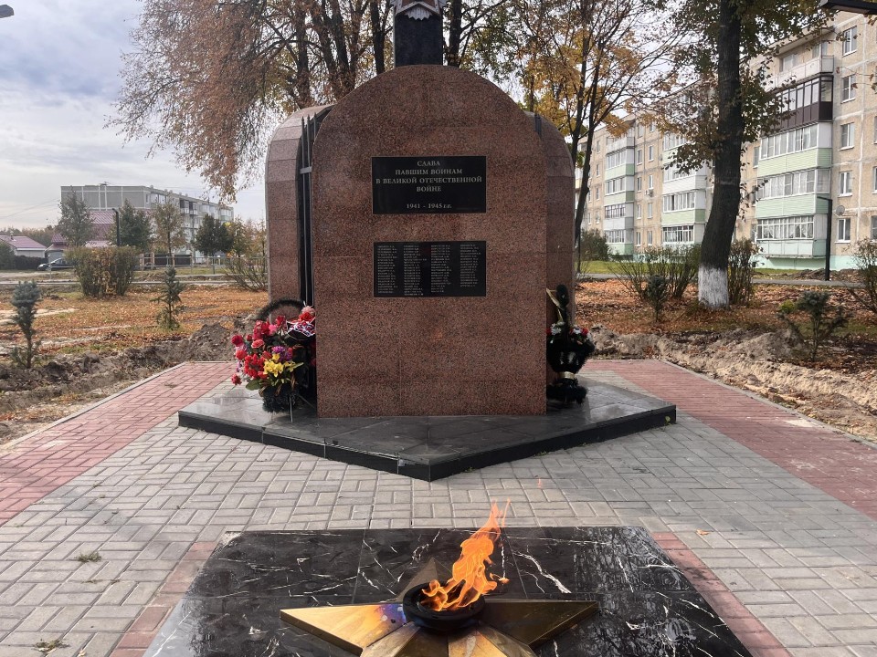 В сквере Победы Дмитровского Погоста обустроили дорожки и установили освещение