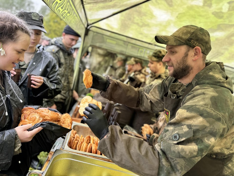 На привале кремлевские курсанты баловались плюшками под музыку военного оркестра