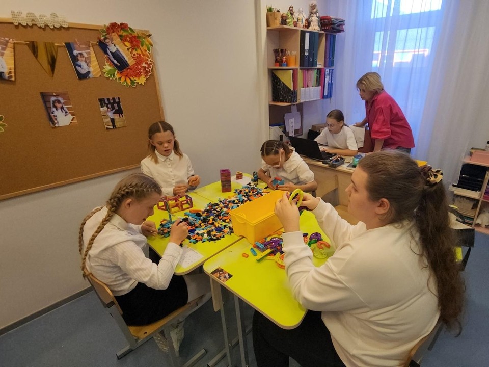 Детский концерт, прогулка по Тарусе и праздничный завтрак: как в «Абсолюте» чествуют учителей