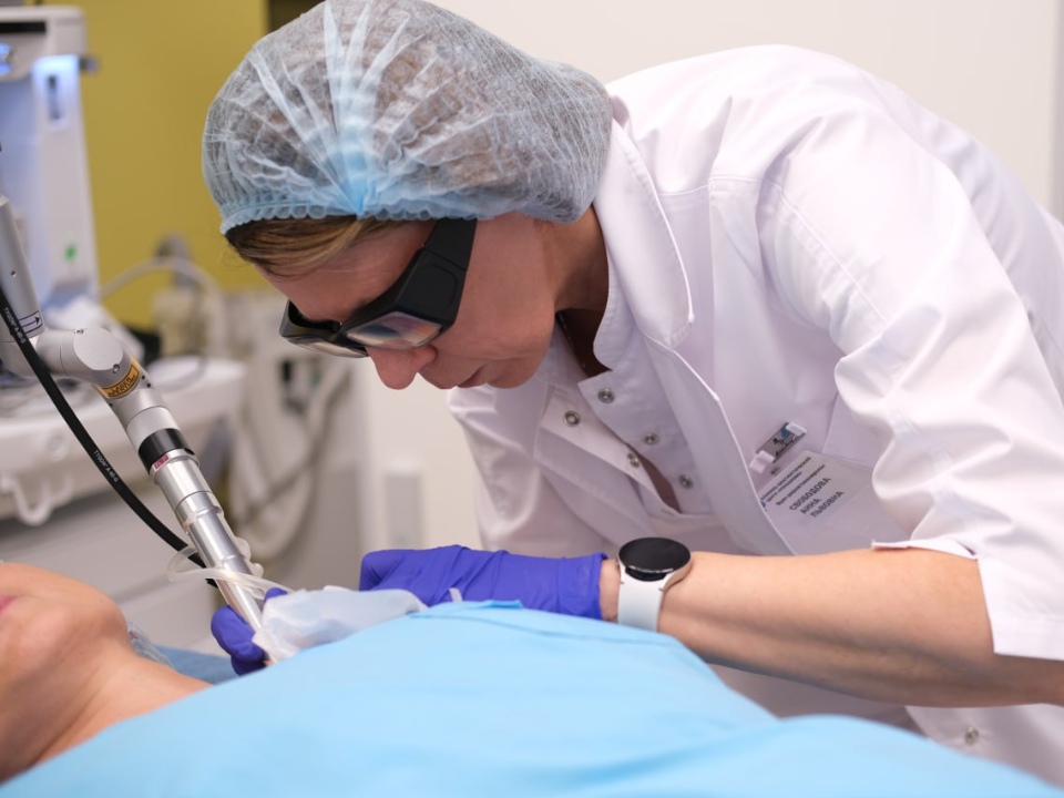 Современные лазеры и опытные врачи: где в Подмосковье лечат варикоз, рубцы и кожные болезни без операции