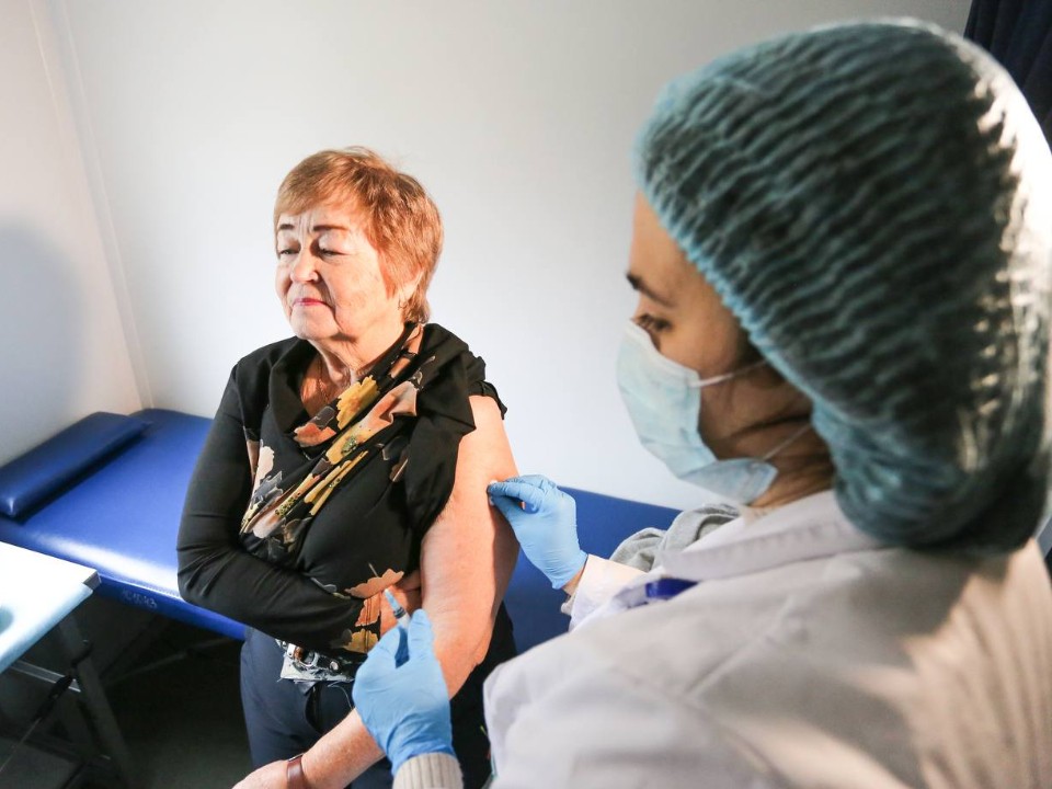 Здоровье в шаговой доступности: как жителям Подмосковья в ноябре пройти вакцинацию от гриппа по пути с работы или во время прогулки