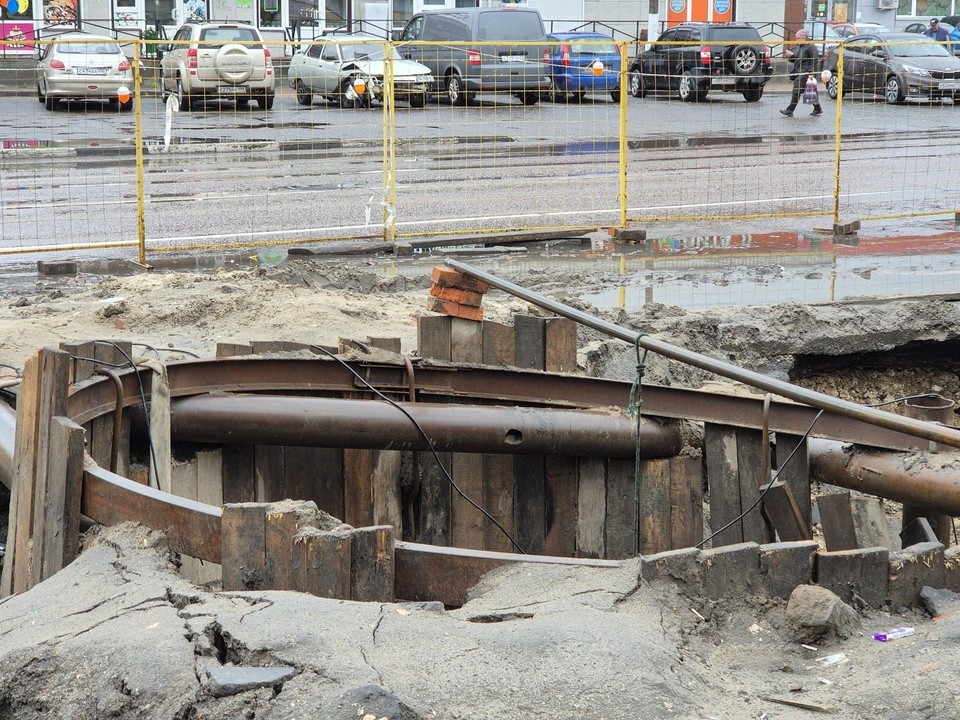 На улице Бирюкова продолжается капитальный ремонт канализационного коллектора