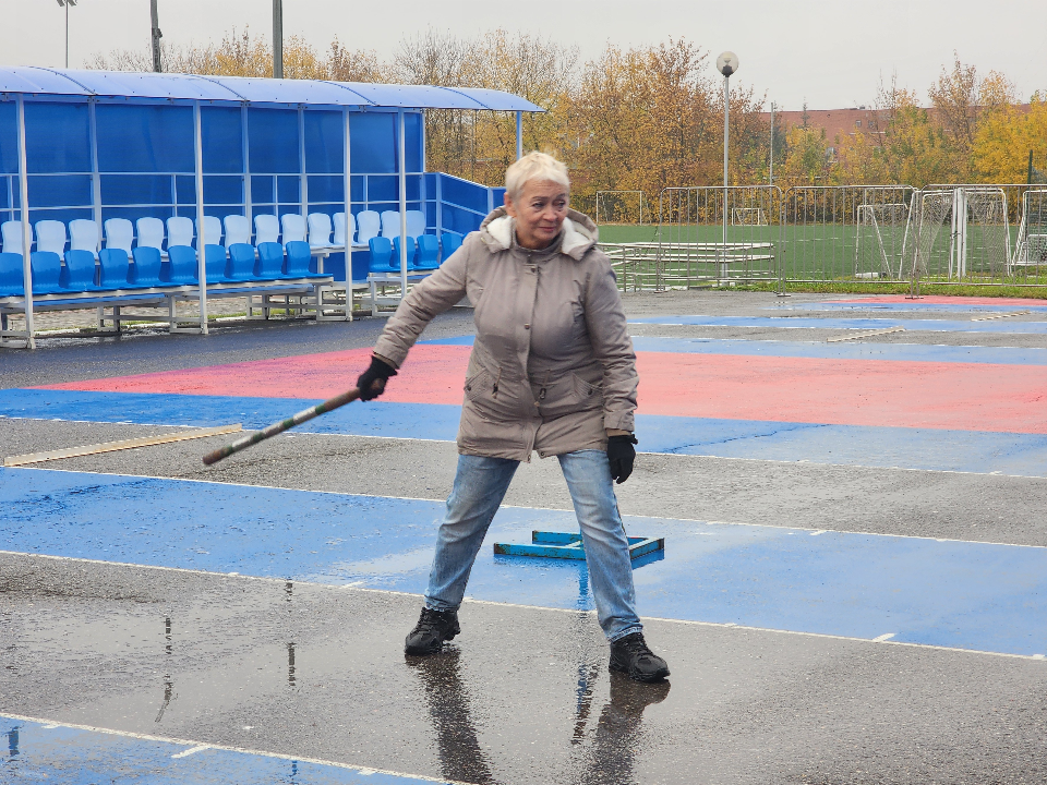 Ветераны войны и труда сразились на городошной площадке в Подольске