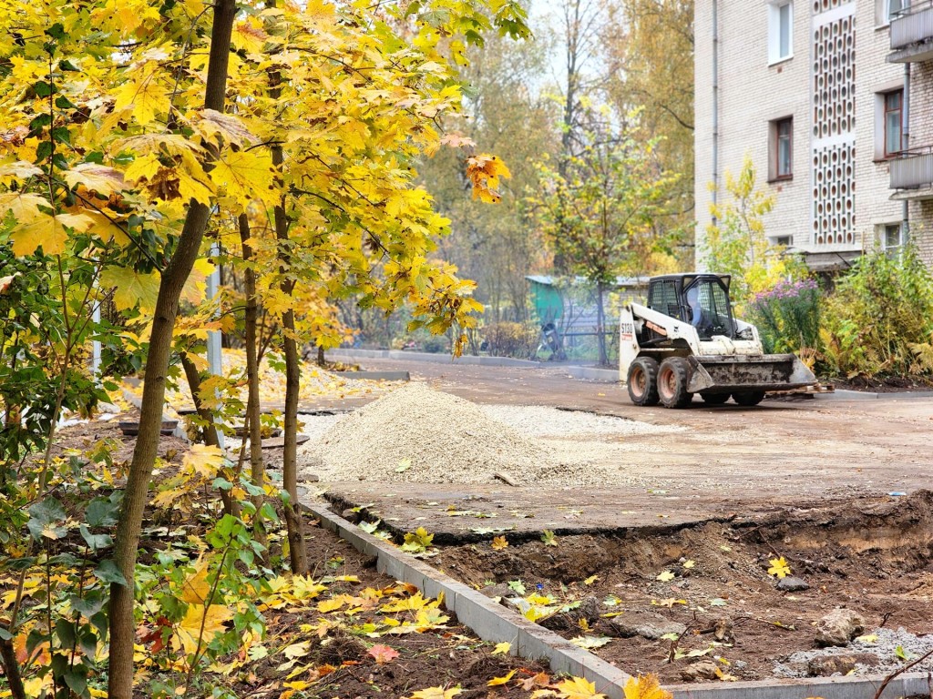 На улице Сахарова обустроят новые парковки по технологии «дорожного пирога»