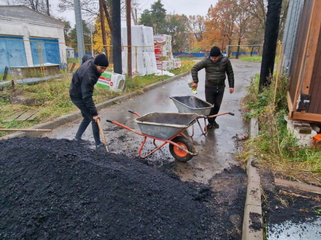 Новые окна, плитка, кондиционеры и отмостка: в корпусе «Б» Дубненской больницы в Талдоме идет ремонт