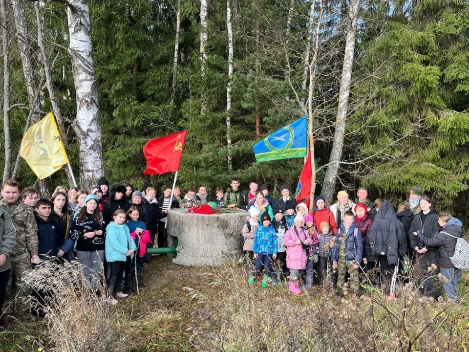 Школьники Чехова провели выходной в походе к памятнику обороны Москвы