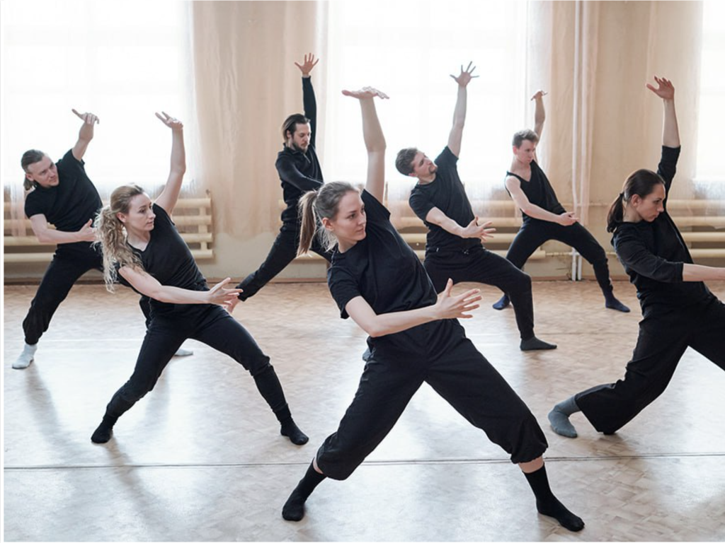 Преподавательница зумбы помогает женам участников СВО снять стресс в танце