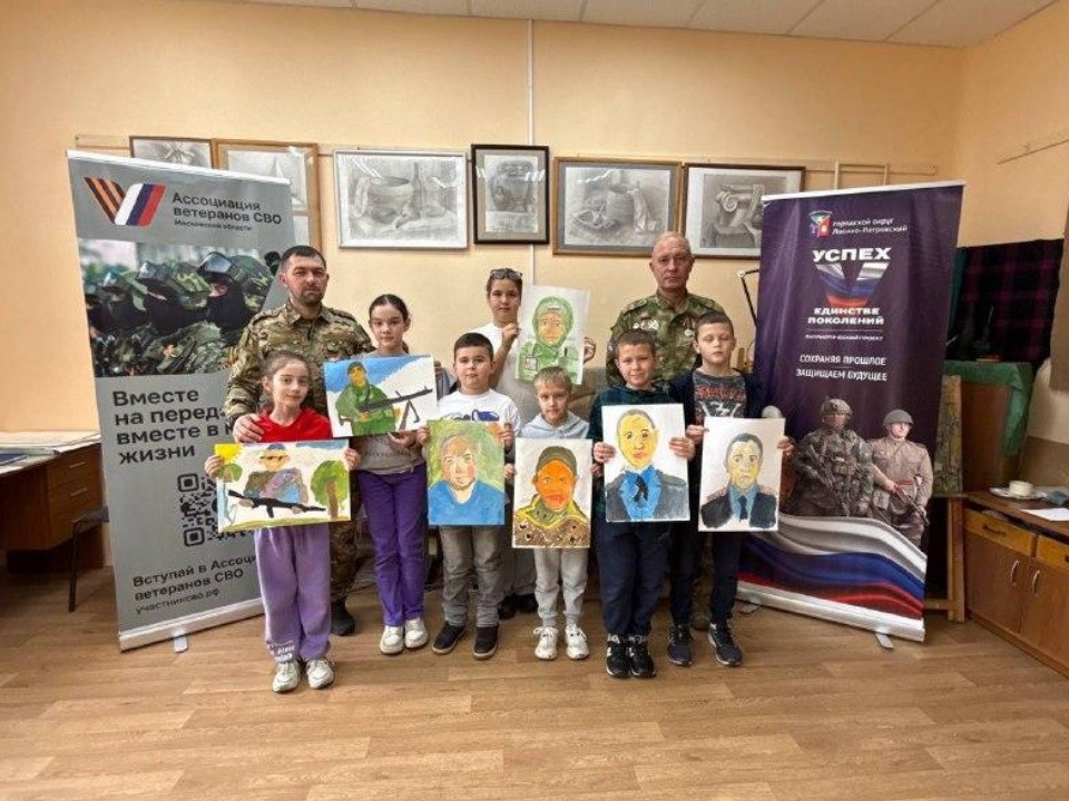 Дети участников СВО в Лосино-Петровском нарисовали портреты своих героев-отцов