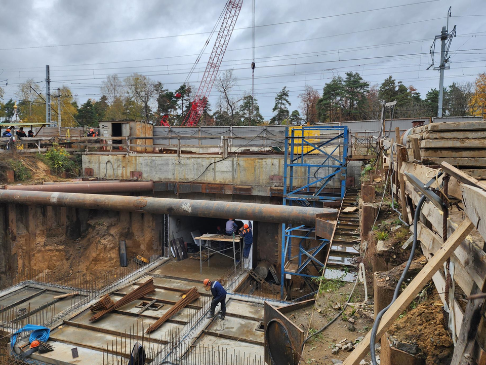 Возведение подземного ж/д перехода в Удельной: рабочие обустраивают лестничные сходы