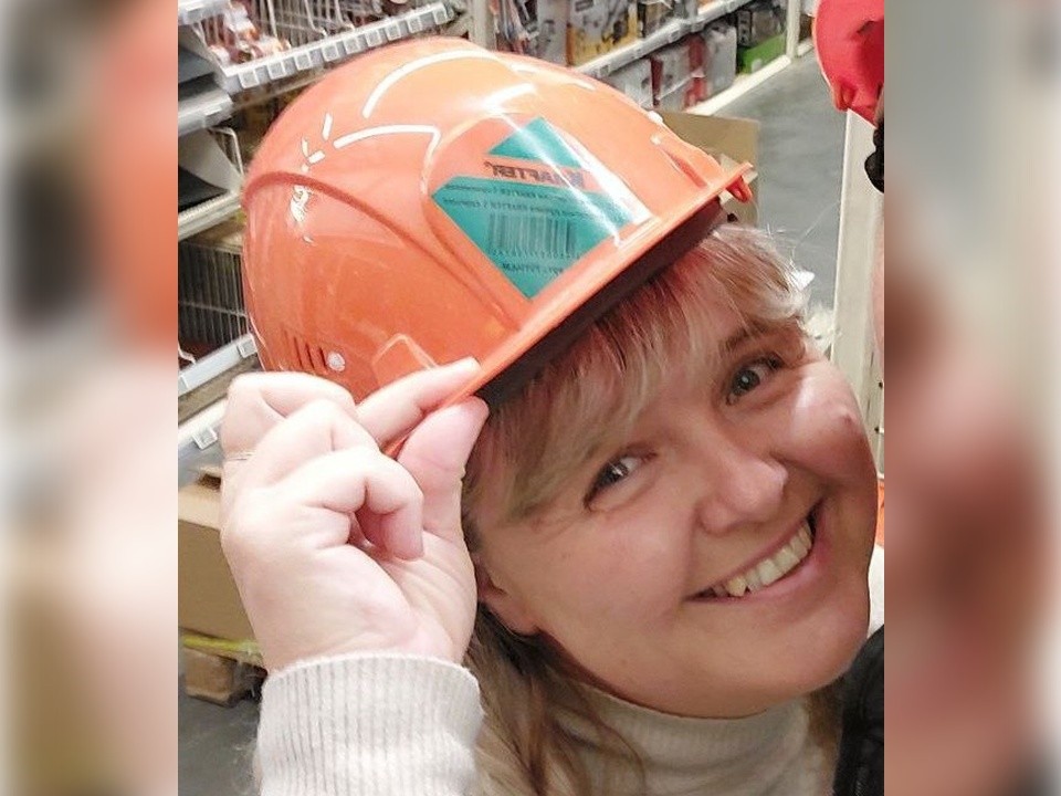 Глава Лотошина Екатерина Долгасова учится столярному мастерству