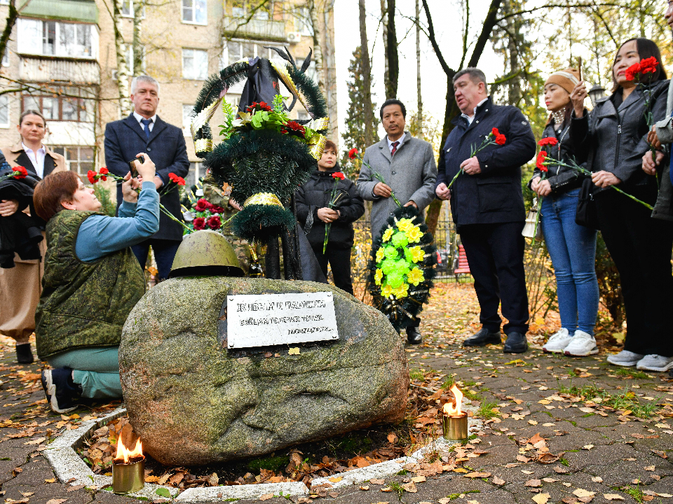 Представители Вьетнама почтили память участников боевых действий у мемориала в Фирсановке