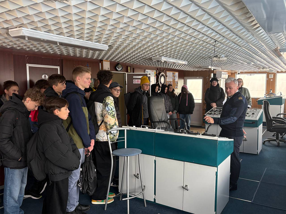Ученики 11-ти школ города увидели, как устроен теплоход «Михаил Булгаков»