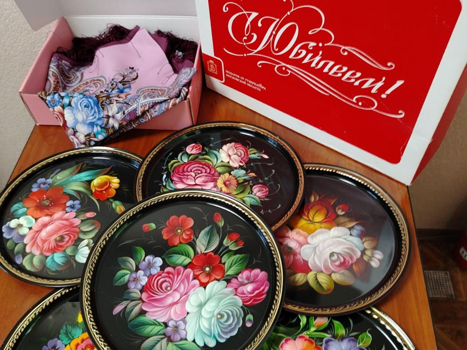 В Серпухове социальную карту начали использовать для вручения подарков юбилярам