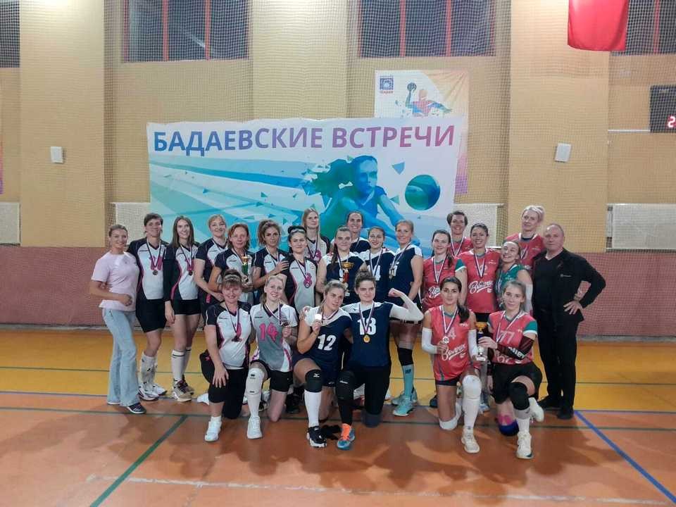 Спортсмены из 12 команд приняли участие в турнире по волейболу памяти тренера Людмилы Бадаевой