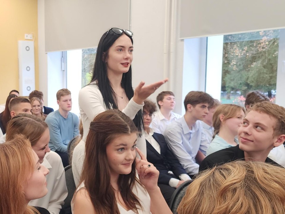 Сотрудники ФСБ рассказали старшеклассникам Власихи о преимуществах профессии и осторожности в Сети