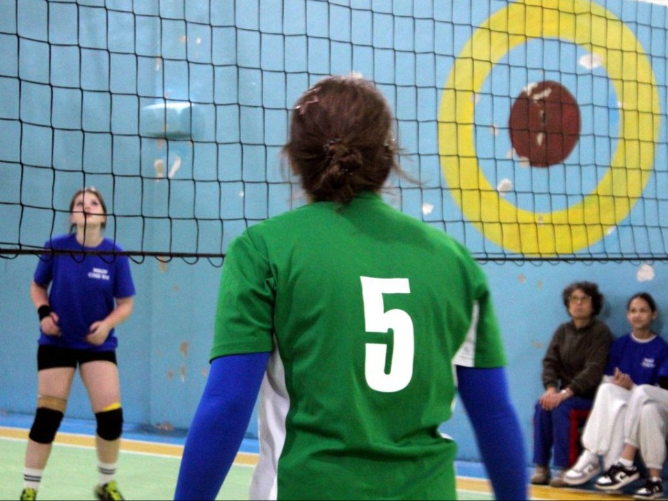 С красивым результатом: девушки сыграли в волейбол в «Школьной лиге»