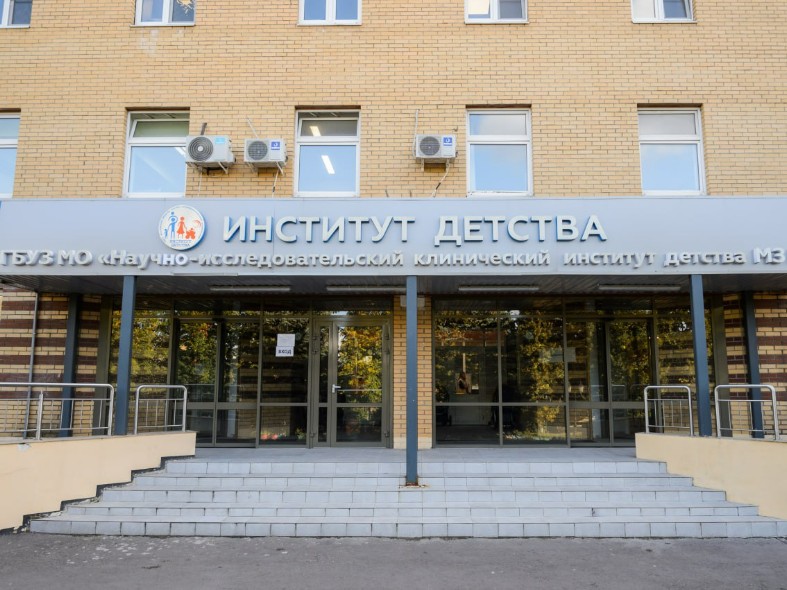 Врачи спасли девочку, которая не могла глотать пищу после поездки в поезде