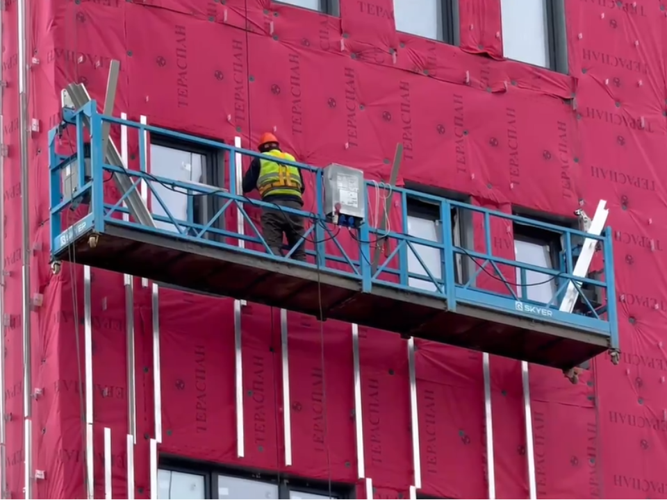 В Люберцах более 100 рабочих преображают главную больницу для мам и детей