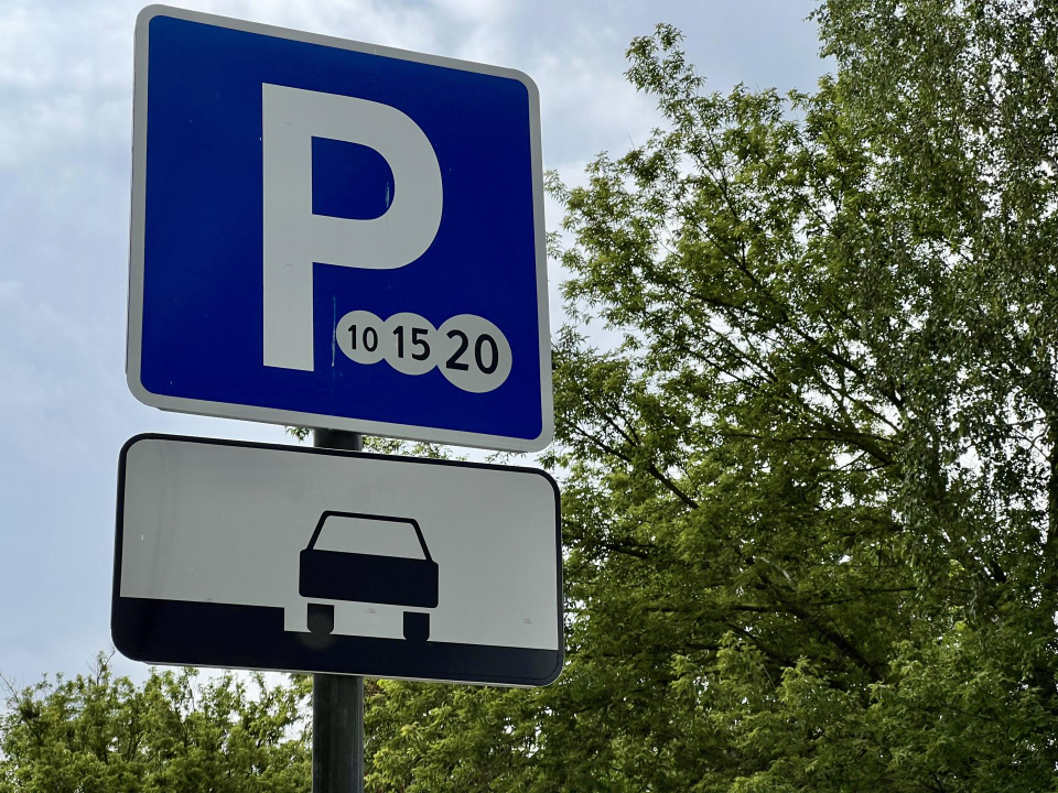 Платные парковки теперь бесплатны для владельцев электрокаров и мотоциклистов