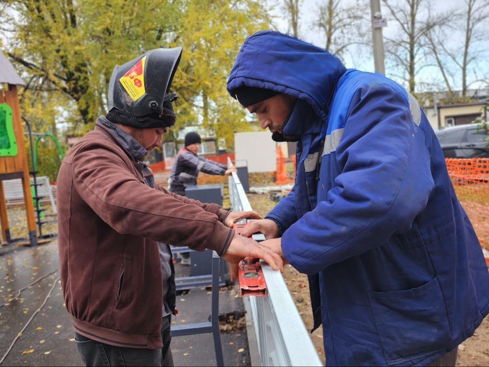 На детской площадке в Тучкове устанавливают новое ограждение