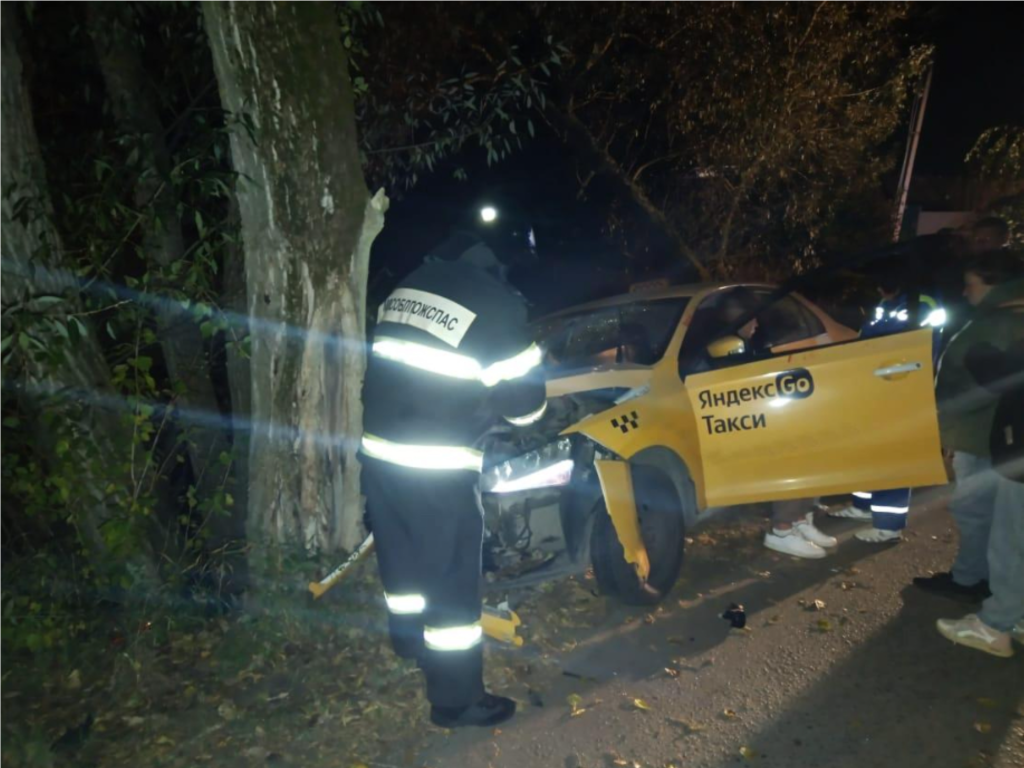 Спасатели ликвидировали последствия ДТП с машиной такси в Кашире