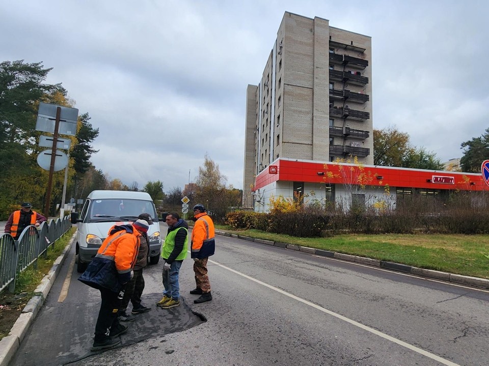 Протвинские дорожники ликвидировали коварную яму близ магазина «Акрополь»