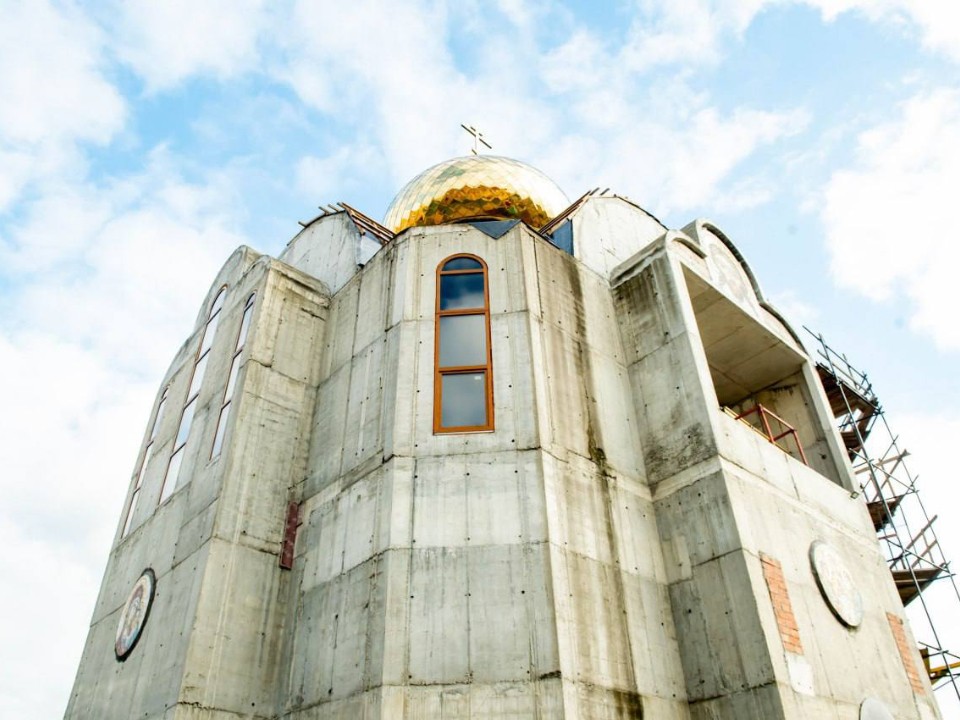 Сотни часов ручной работы и святыни: чем удивляет храм в Новоснегиревском