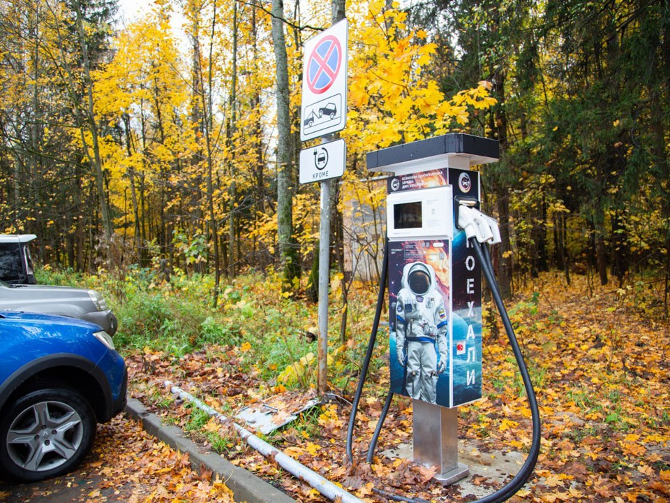 Космонавт Залетин оценил удобство новой зарядной станции в Звездном городке