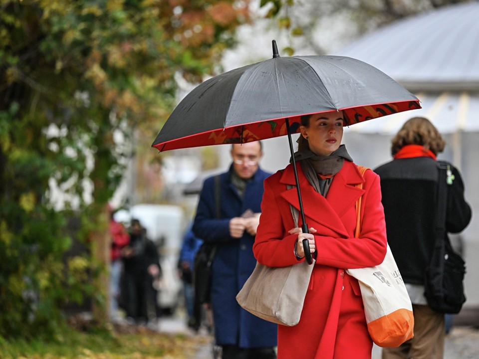 Выходные под зонтом: умеренные осадки и тепло придут в Подмосковье 25 и 26 октября