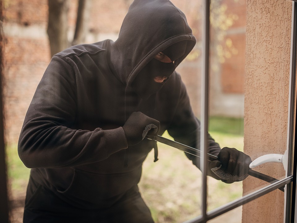 Четверо в масках ворвались в коттедж и украли ₽60 млн: что известно о налете на дом бизнесмена в Битце