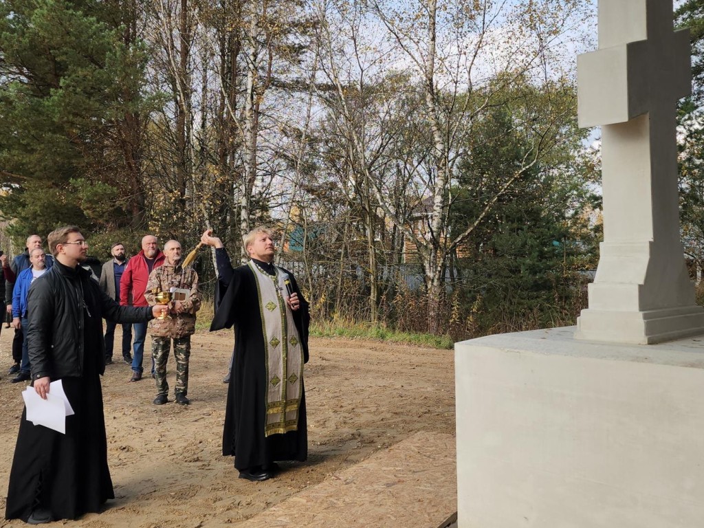 В Кармолине освятили поклонный крест в День многодетной семьи