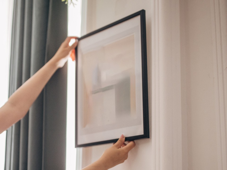 В подъезде дома на улице Коминтерна в конце недели обновят экспозицию картин